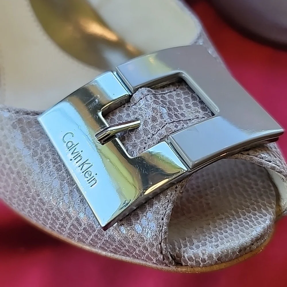 CALVIN KLEIN sz8.5 SUE Neutral Wedge pump peeptoe patent w snake detail